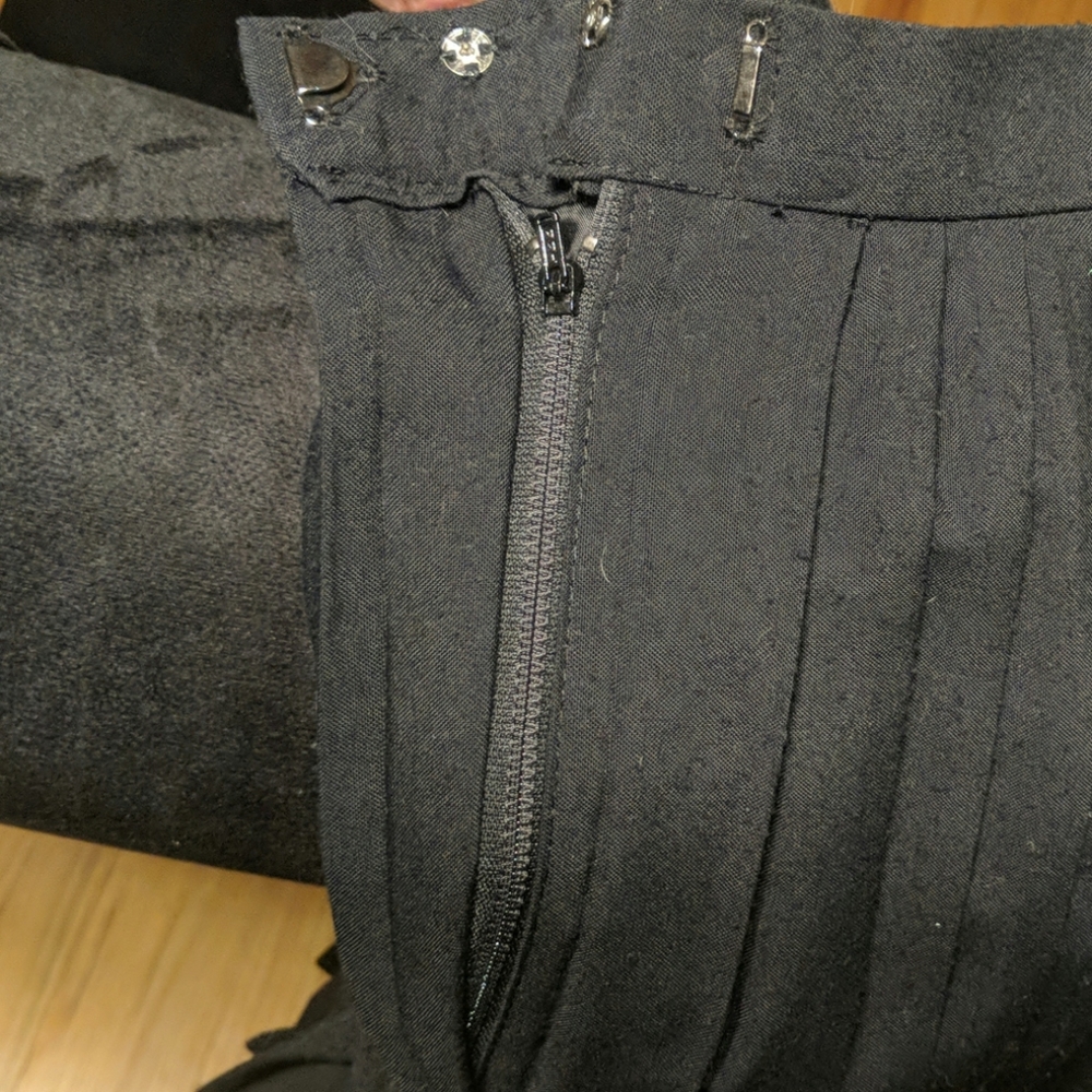 XS Black Pleated High Waisted Side Zip Skirt - Picture 2 of 5